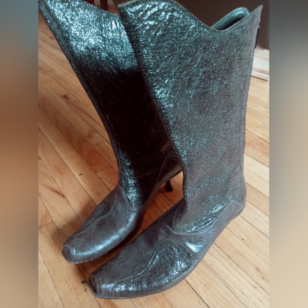 EUC Cydwoq kitten heel boots